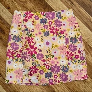 Junior’s cute, bright  floral print mini skirt like new by Love on a Hanger